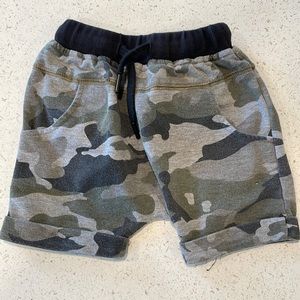 Little bipsy camo sweat shorts 12-18 months